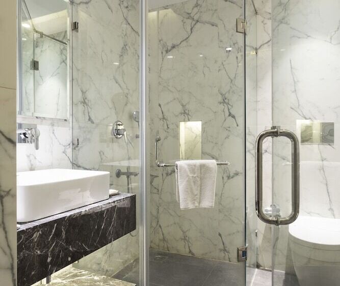 Отель Connaught Royale