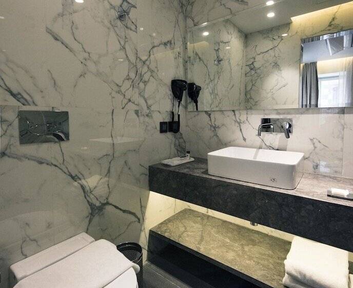 Отель Connaught Royale