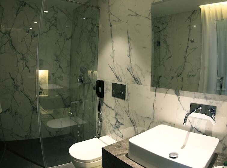 Отель Connaught Royale