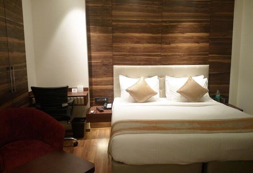 Отель Connaught Royale