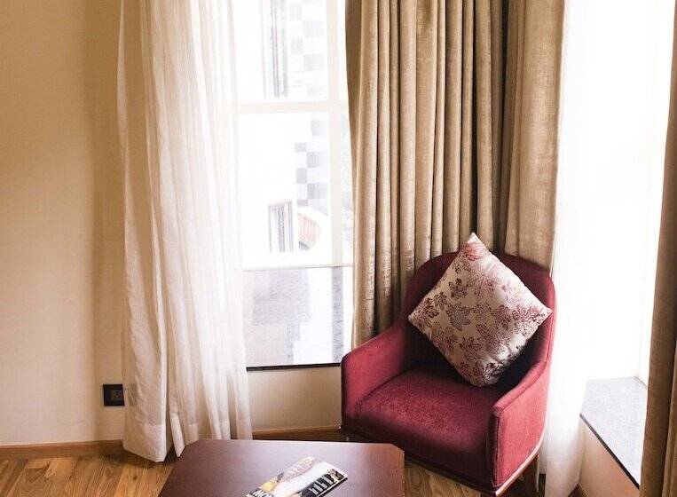 Отель Connaught Royale