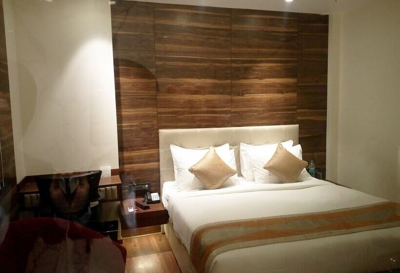 Отель Connaught Royale