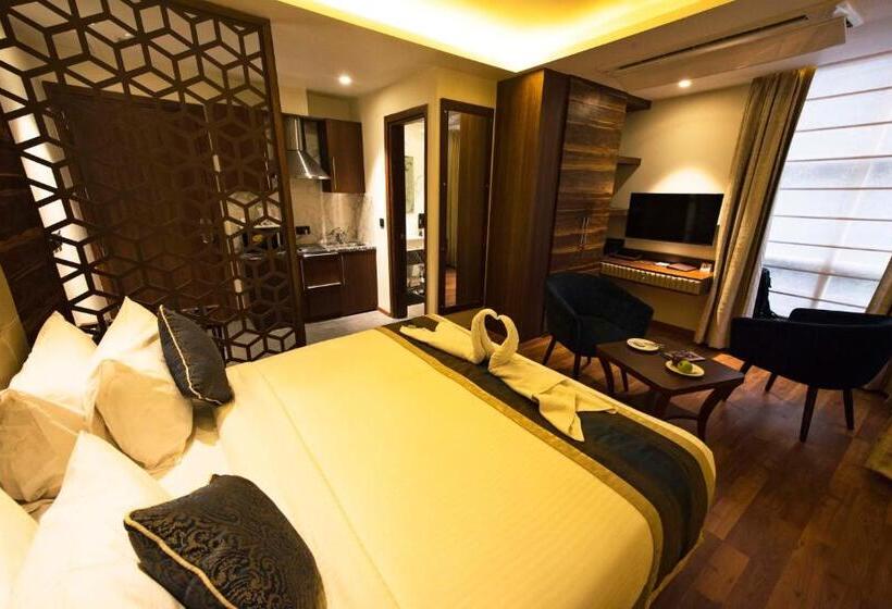 Отель Connaught Royale