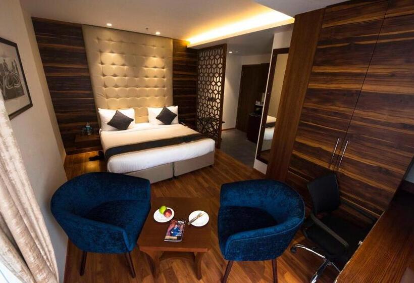 Отель Connaught Royale