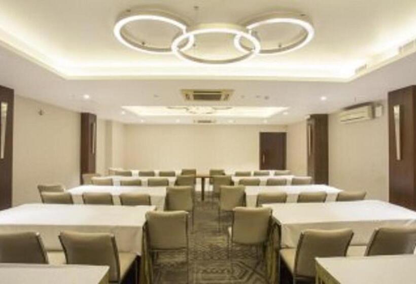 Отель Connaught Royale