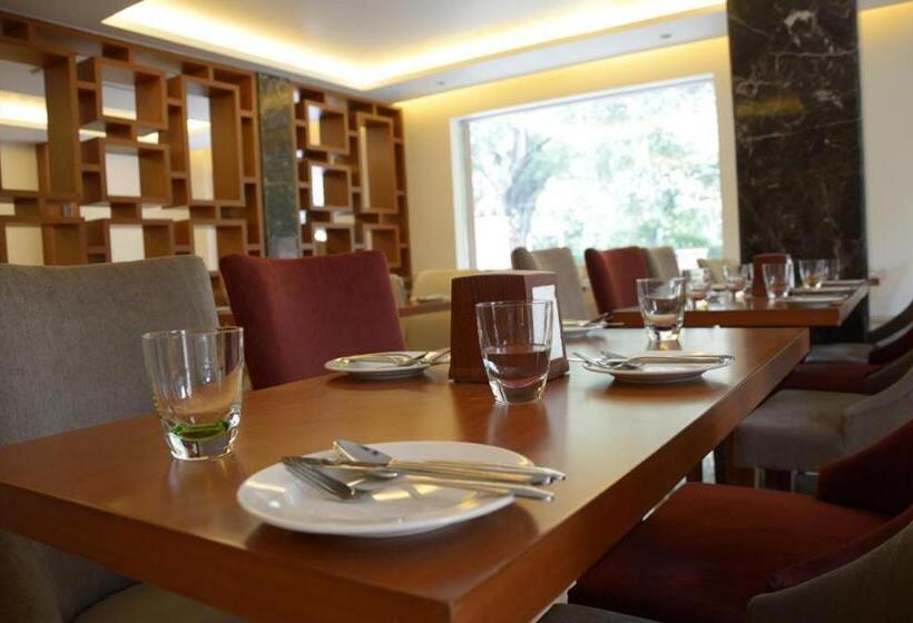 Отель Connaught Royale