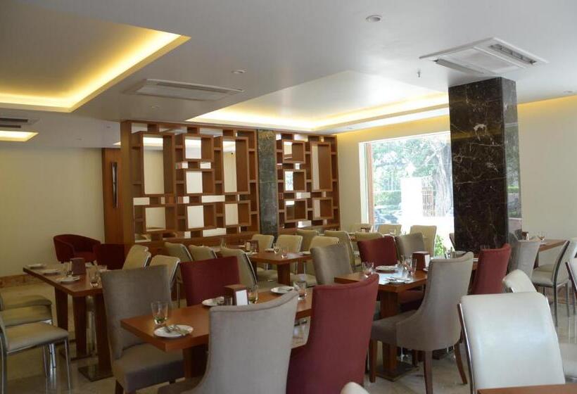 Отель Connaught Royale