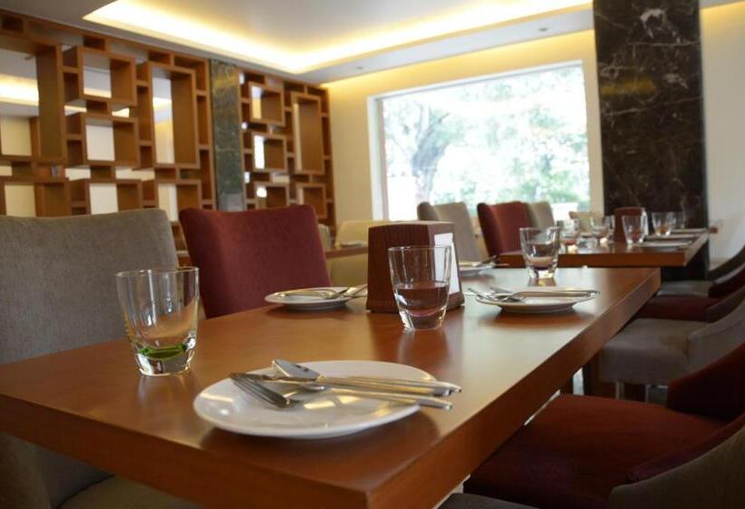 Отель Connaught Royale