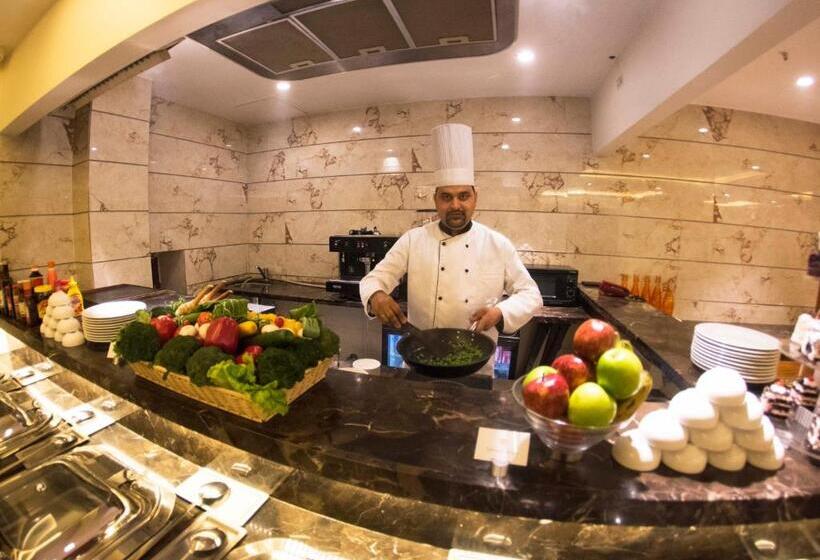 Отель Connaught Royale