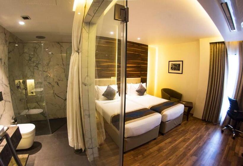 Отель Connaught Royale