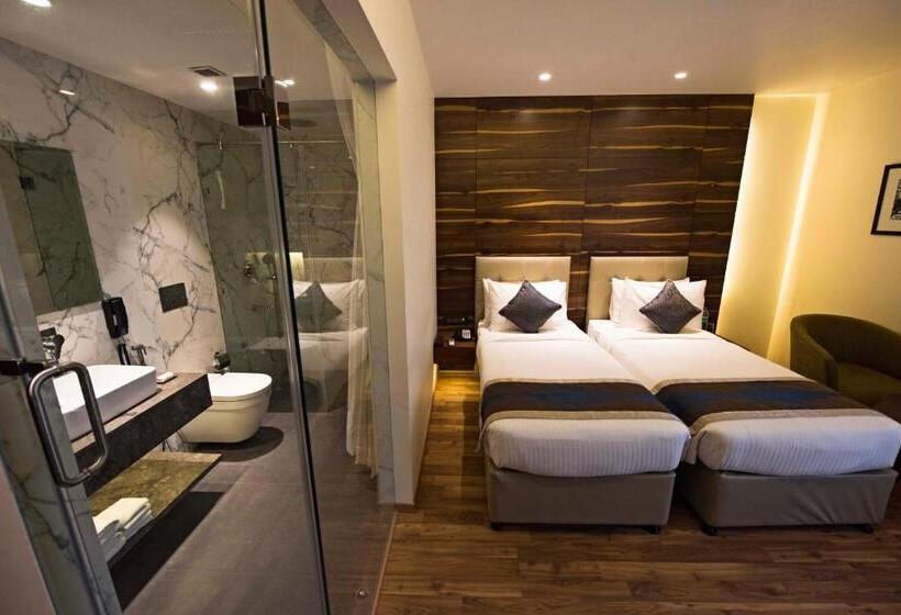 Отель Connaught Royale