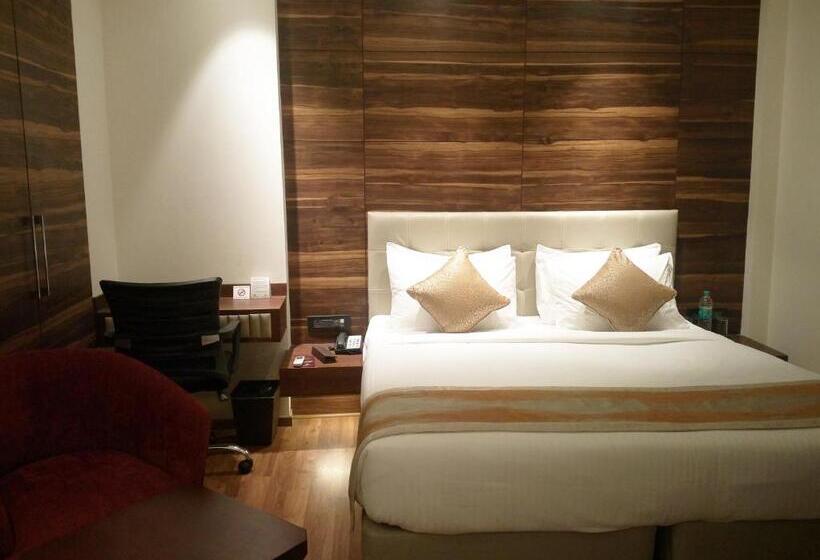 Отель Connaught Royale