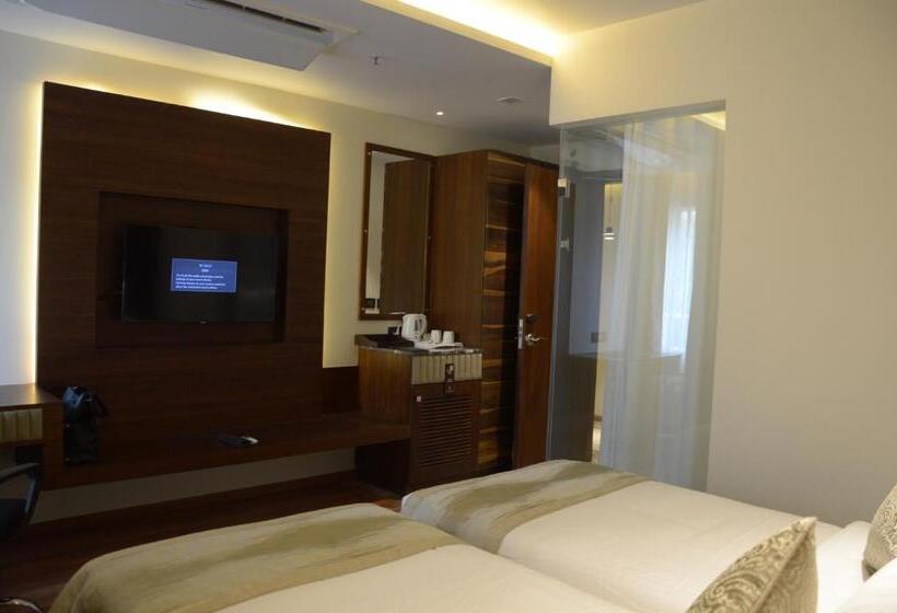 Отель Connaught Royale