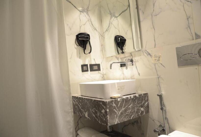 Отель Connaught Royale