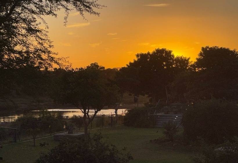 فندق Kambaku River Lodge