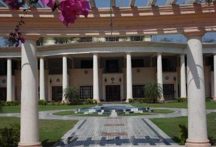 בית מלון כפרי The Lake Land Country Club Residency