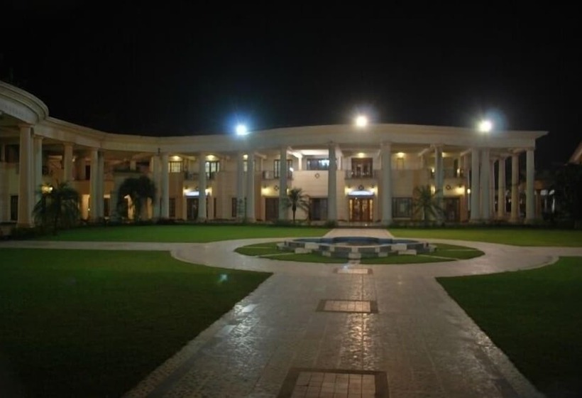 בית מלון כפרי The Lake Land Country Club Residency