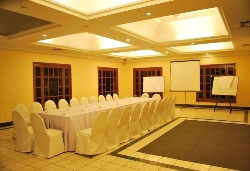 בית מלון כפרי The Lake Land Country Club Residency