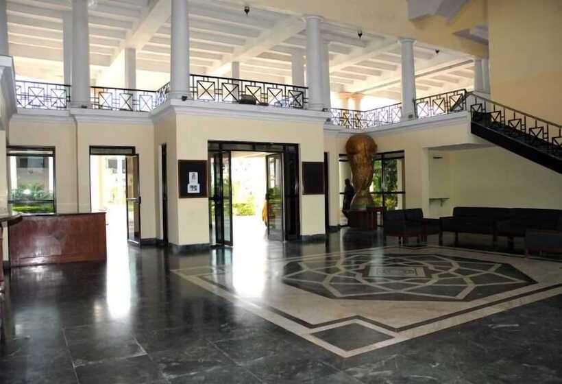 בית מלון כפרי The Lake Land Country Club Residency