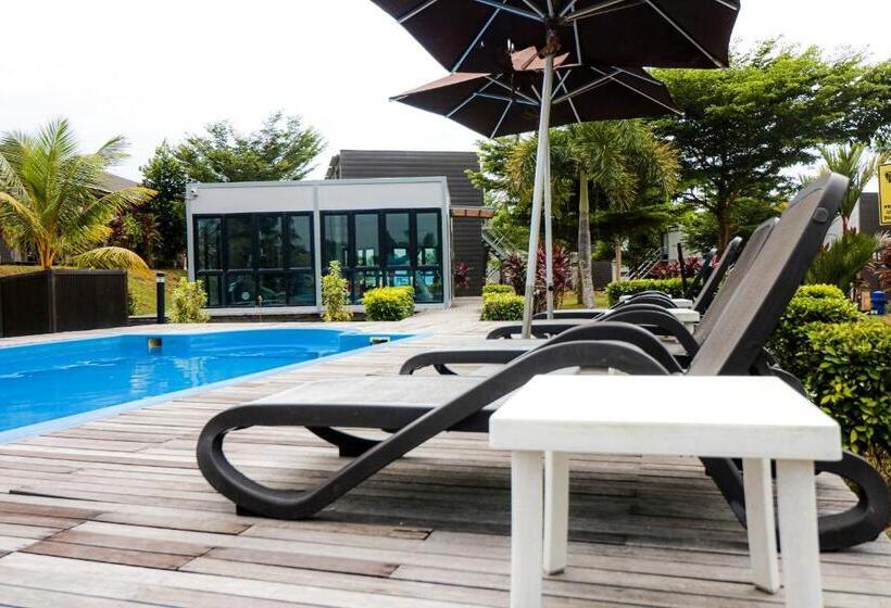 בית מלון כפרי Lakeview Terrace Resort Pengerang