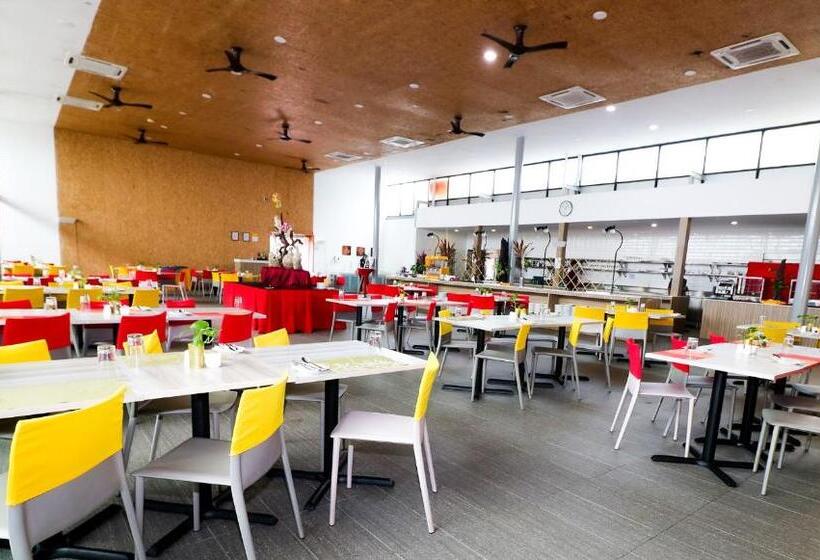 בית מלון כפרי Lakeview Terrace Resort Pengerang