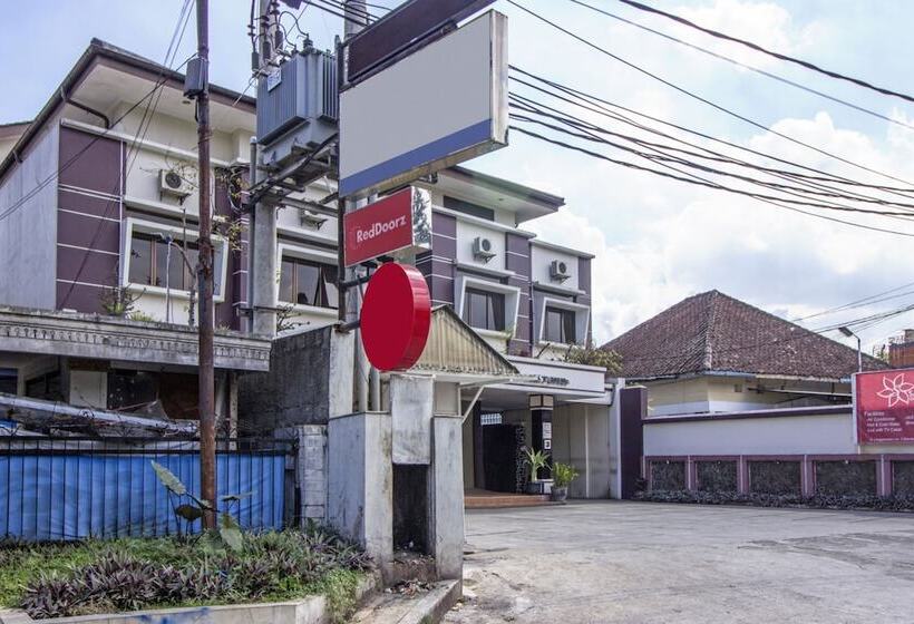 호텔 Reddoorz Plus @ Wastu Kencana