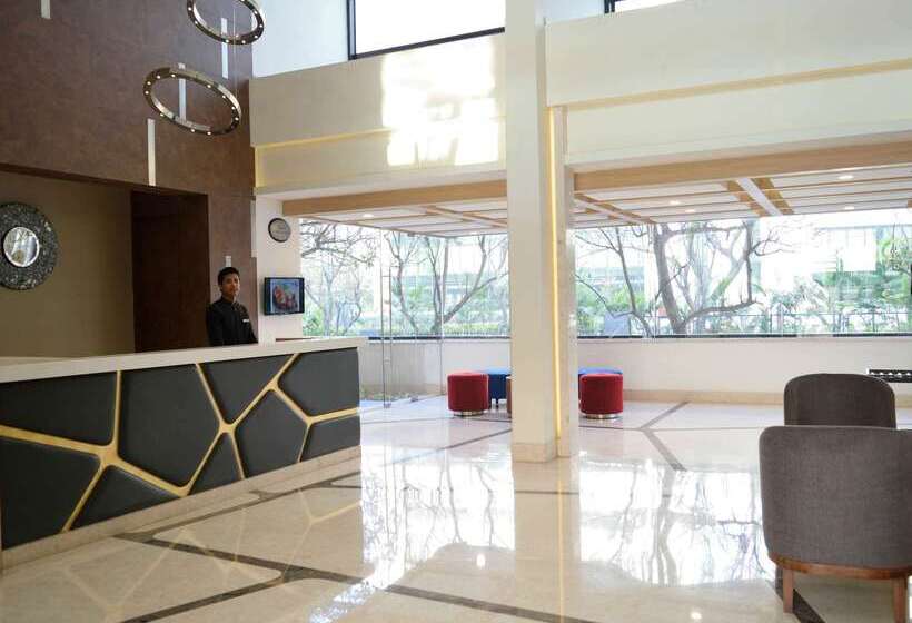 Отель Sarovar Portico Outer Ring Road