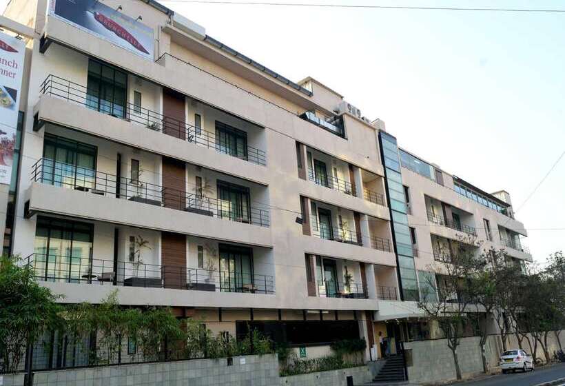Отель Sarovar Portico Outer Ring Road