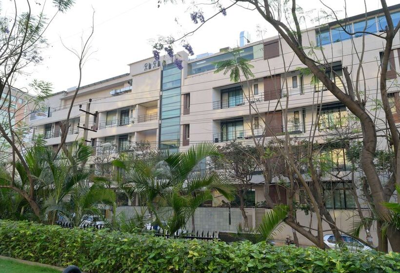 Отель Sarovar Portico Outer Ring Road