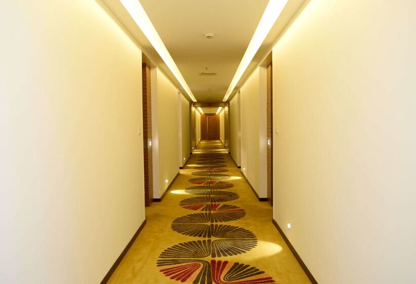 Отель Sarovar Portico Outer Ring Road