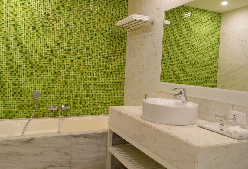 Отель Sarovar Portico Outer Ring Road