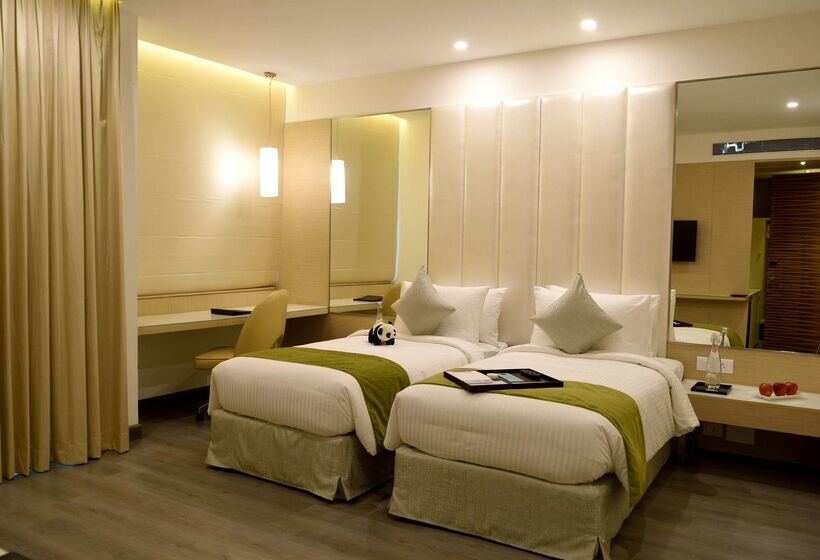 Отель Sarovar Portico Outer Ring Road