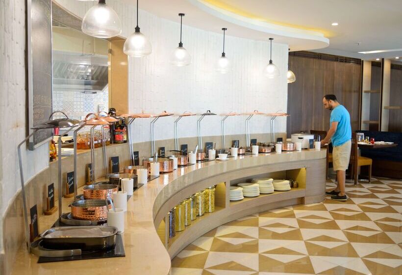 Отель Sarovar Portico Outer Ring Road