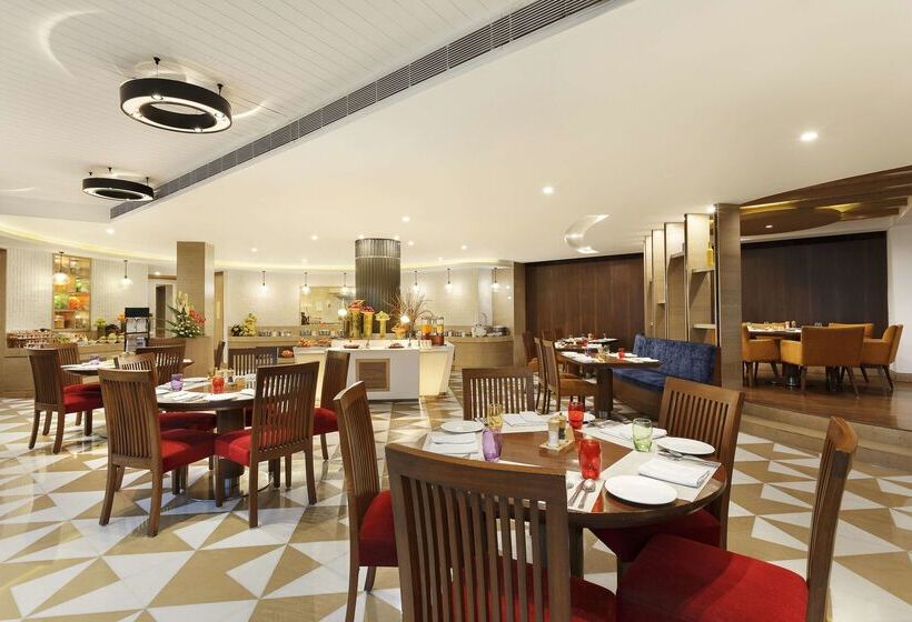 Отель Sarovar Portico Outer Ring Road