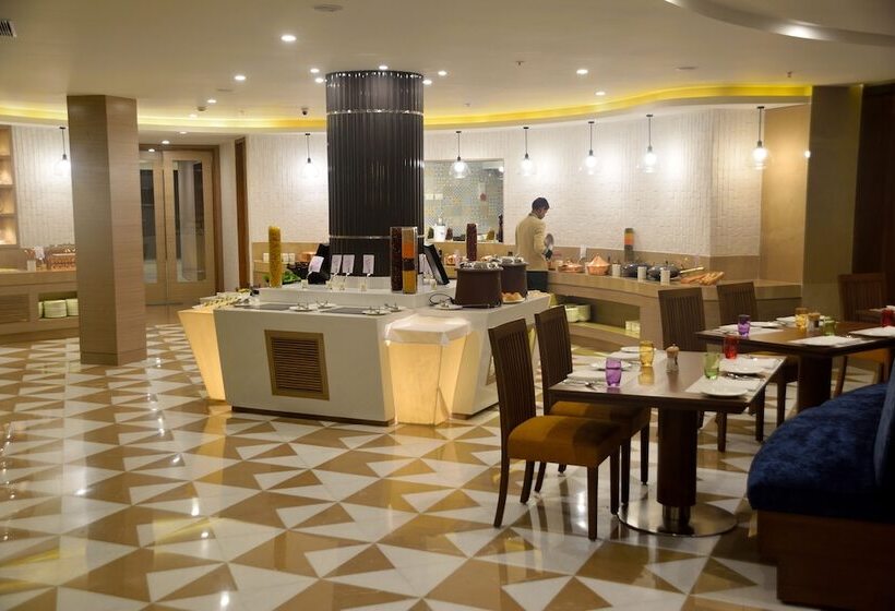 Отель Sarovar Portico Outer Ring Road