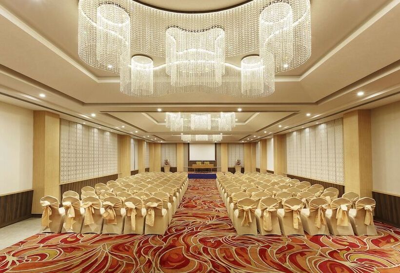 Отель Sarovar Portico Outer Ring Road