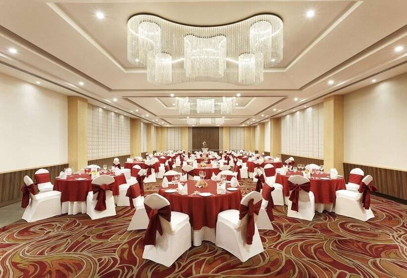 Отель Sarovar Portico Outer Ring Road