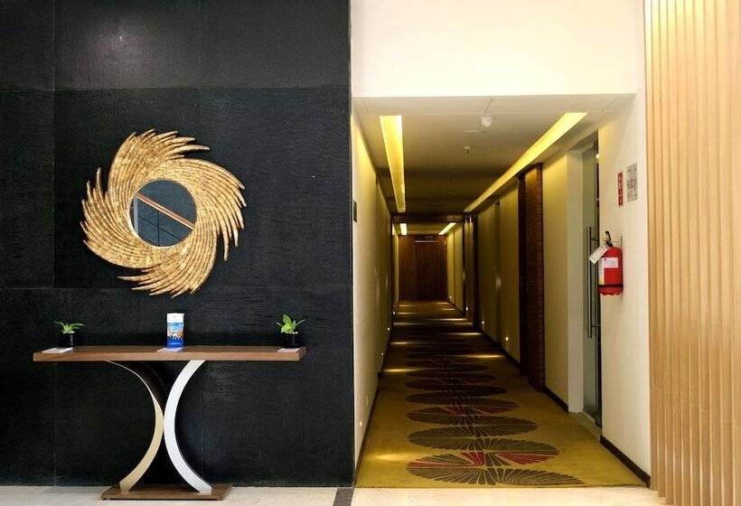 Отель Sarovar Portico Outer Ring Road