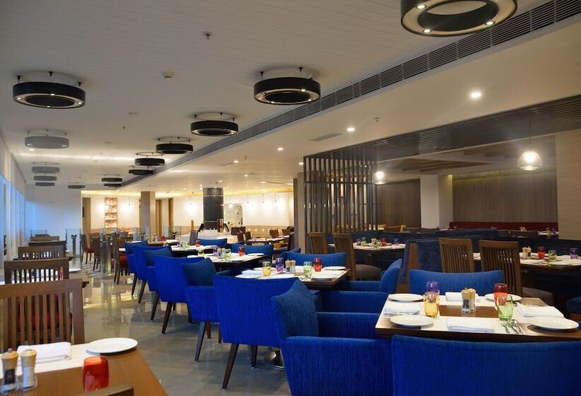 Отель Sarovar Portico Outer Ring Road