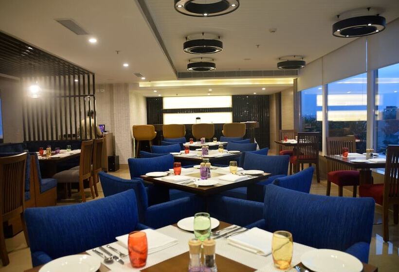 Отель Sarovar Portico Outer Ring Road