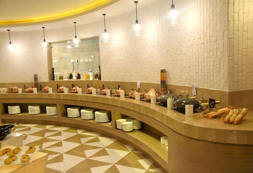 Отель Sarovar Portico Outer Ring Road