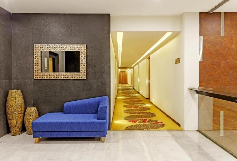 Отель Sarovar Portico Outer Ring Road