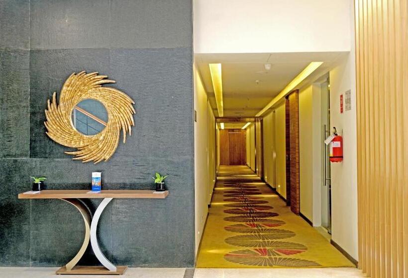 Отель Sarovar Portico Outer Ring Road