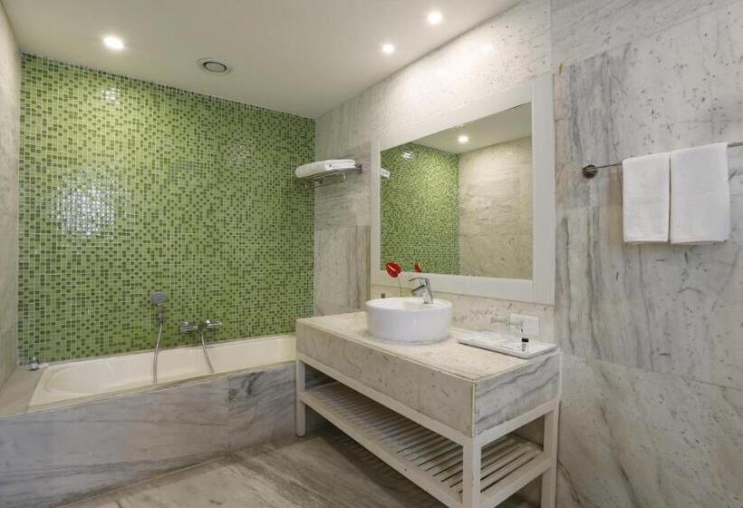 ホテル Sarovar Portico Outer Ring Road