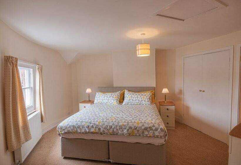 Town Centre Apartment Perfect Location With On Street Parking