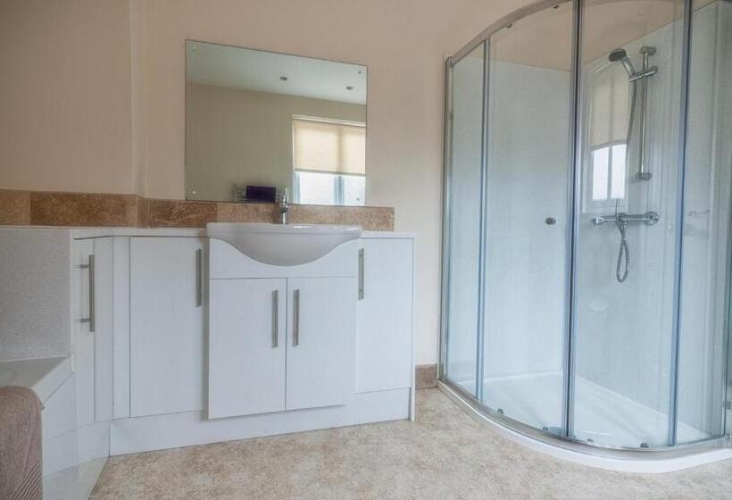 Town Centre Apartment Perfect Location With On Street Parking