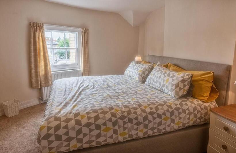 Town Centre Apartment Perfect Location With On Street Parking