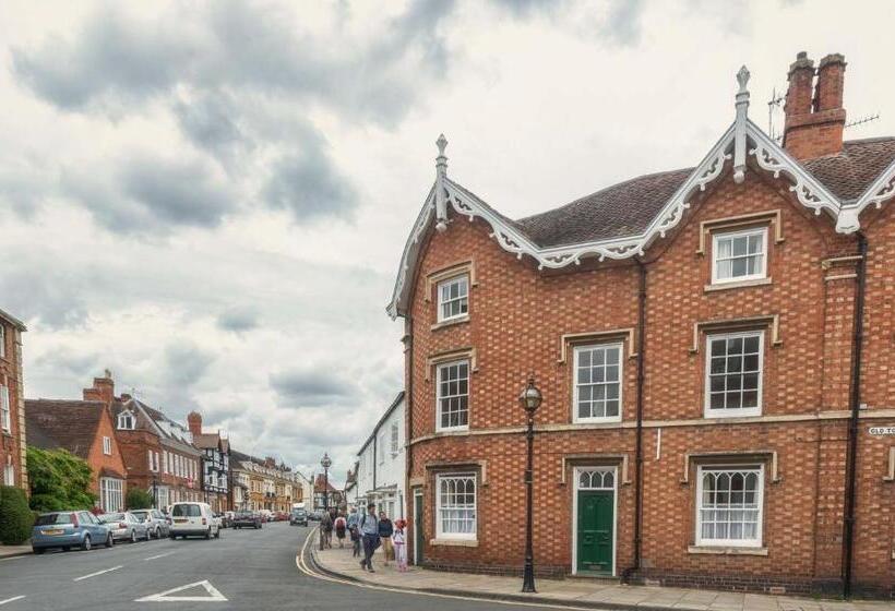 Town Centre Apartment Perfect Location With On Street Parking