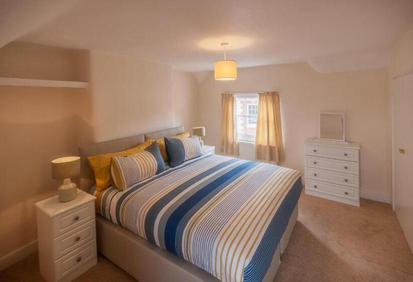 Town Centre Apartment Perfect Location With On Street Parking