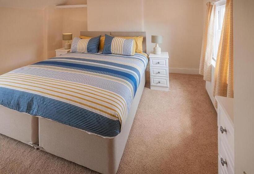 Town Centre Apartment Perfect Location With On Street Parking